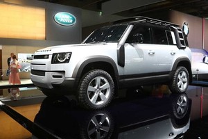 Land Rover Defender phiên bản 110 giá khởi điểm từ 3,715 tỷ đồng