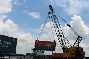 Bốc dỡ hàng hóa tại một cảng biển Việt Nam. (Ảnh: Hồng Thái/TTXVN)