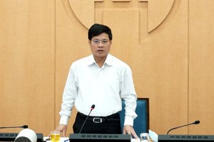 Phó Chủ tịch UBND TP đặc biệt yêu cầu các đơn vị chỉ đạo quyết liệt việc tuyên truyền để người dân đeo khẩu trang nơi công cộng và xử phạt nghiêm minh các trường hợp không thực hiện