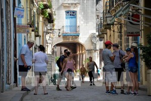 Khách du lịch tham quan thủ đô La Habana, Cuba. Ảnh: AFP/TTXVN