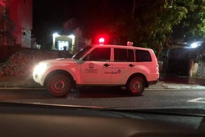 Ngay trong đêm 15/8, huyện Vân Đồn đã tổ chức đưa 19 trường hợp là F1 liên quan đến bệnh nhân 950 đi cách ly tập trung.                        Ảnh: nguồn UBND huyện Vân Đồn.