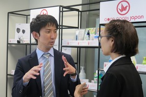 Giám đốc Dự án JETRO Hà Nội Abe Tomofumi (bìa trái) trao đổi bên lề buổi họp báo. Ảnh: Lê Quân