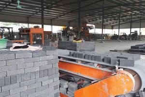 Các loại vật liệu xây dựng như gạch, cát, đá gặp nhiều khó khăn