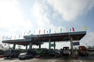 Sau khi tạm dừng thu phí, lưu lượng phương tiện trên tuyến cao tốc TP.HCM - Trung Lương tăng đột biến