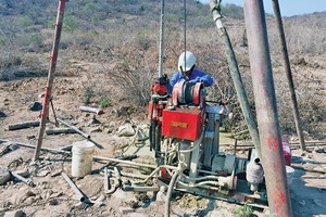 Công nhân khảo sát địa chất tuyến cao tốc Vĩnh Hảo - Phan Thiết. Ảnh: Báo Giao thông