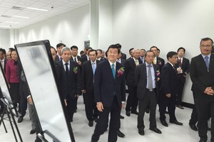 Chủ tịch nước Trương Tấn Sang cùng các vị khách tham quan nhà máy LG tại KCN Tràng Duệ, Hải Phòng