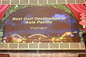 Ông Mike Sebastian - Giám đốc điều hành Tập đoàn Golf châu Á Thái Bình Dương công bố Việt Nam trở thành điểm đến golf tốt nhất châu Á Thái Bình Dương (Best golf Destination in Asia Pacific) tại Hội nghị golf châu Á Thái Bình Dương 2017