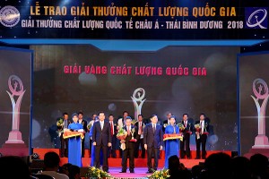 Ông Nguyễn Huy Văn, Phó tổng giám đốc Traphaco nhận giải thưởng