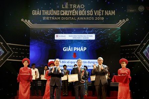 Ông Nguyễn Tuấn Cường, Phó tổng giám đốc SeABank nhận giải thưởng.