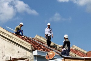 Chương trình đã giúp người dân bị ảnh hưởng bởi cơn bão số 12 nâng cao hiểu biết về các kỹ thuật nhà an toàn. Ảnh: UNDP.