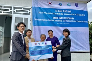 Bàn giao nhà cho người dân ở Phú Yên bị thiệt hại do bão Damrey. Ảnh: UNDP.