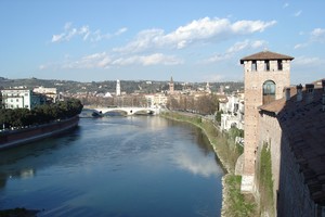 Dòng Adige trong lòng thành phố. Ảnh: Thành Nguyễn.