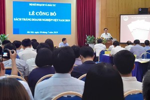 Phó Thủ tướng Chính phủ Vương Đình Huệ đánh giá cao nỗ lực của Bộ Kế hoạch và Đầu tư trong việc hoàn thiện và công bố Sách trắng Doanh nghiệp Việt Nam 2019. Ảnh: Thành Nguyễn.