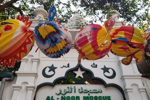 Trước Trung Thu, phố Hàng Mã hút khách