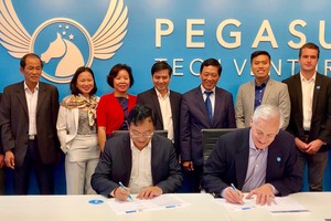 Lễ ký kết giữa đại diện NATEC và Pegasus Tech Venture. 