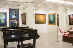 Triển lãm như một món quà mà ban tổ chức dành tặng phái nữ nhân ngày 8/3.