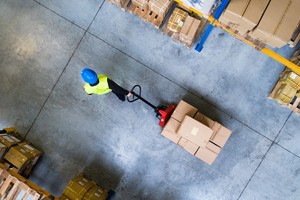 Nhiều tập đoàn lớn chọn Việt Nam làm nơi trung chuyển hàng hóa cho khu vực. Ảnh: Shutterstock.