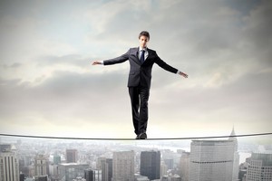 Với sự trồi sụt bất thường của thị trường, nhiều F0 mang tâm trạng đi trên dây giữa "xả" - "ôm" - "mua". Ảnh: Shutterstock.