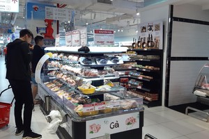 Các cửa hàng bán lẻ đang chịu ảnh hưởng nặng nề từ Covid-19 và thương mại điện tử là lĩnh vực được hưởng lợi. Ảnh: Thành Nguyễn.