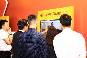 Khách hàng trải nghiệm giải pháp bán hàng thực tế ảo. Ảnh: Thành Nguyễn.