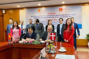 Đại sứ Đan Mạch tại Việt Nam Kim Højlund Christensen và Thứ trưởng Bộ Công Thương Đặng Hoàng An tại lễ ký kết 28/10/2021.