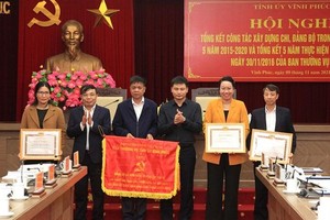 Lãnh đạo Ban Thường vụ Tỉnh ủy trao cờ thi đua cho các tập thể có thành tích 5 năm xây dựng chi, đảng bộ trong sạch vững mạnh. Ảnh: Internet.