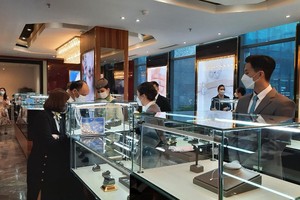 Khách tham quan và lựa chọn sản phẩm tại showroom Bamboo Airways Tower.