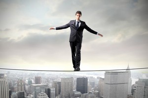 Đầu tư chứng khoán phái sinh cũng khó như... đi trên dây vậy. Ảnh: Shutterstock.