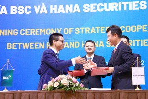 Đại diện hai đơn vị tại Lễ ký kết. 