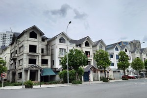 Giá nhà liền thổ đã giảm khá mạnh nhưng vẫn neo ở mức cao. Ảnh: Thành Nguyễn.