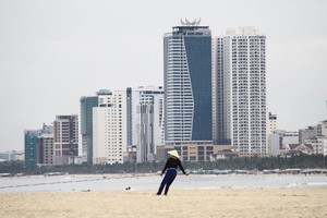 Ngành du lịch Đà Nẵng chưa hồi phục càng tạo thêm áp lực cho các doanh nghiệp trong bối cảnh giá thuê đất tăng cao. Ảnh: Bình Minh.