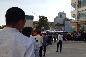 Nhu cầu của người dân về nhà ở xã hội rất lớn nhưng việc tiếp cận lại không dễ. Ảnh: Bình Minh.