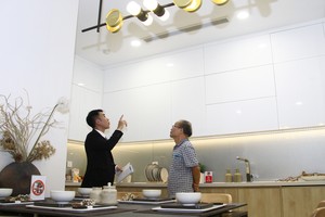 Giới thiệu với khách hàng về căn hộ mẫu. Ảnh: Bình Minh.