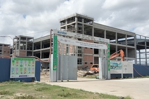 Một dự án mới đang được xây dựng tại KCN Long Hậu. Ảnh: Bình Minh.