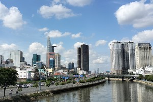 Nguồn cung căn hộ ở mức thấp đang khiến thị trường nhà ở trong trạng thái kém sôi động. Ảnh: Bình Minh.