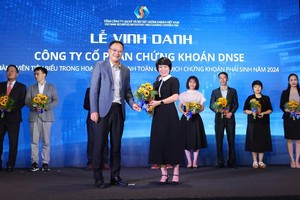 Bà Phạm Thị Thanh Hoa, Tổng giám đốc DNSE (bên phải) nhận kỷ niệm chương tại sự kiện. Ảnh: Lê Toàn.