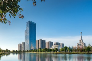 Các toà nhà văn phòng tại Hà Nội đang tích cực hơn trong việc theo đuổi các chuẩn xanh. Ảnh: Bình Minh.