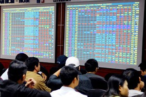 Thị trường tài chính 24h: Âm thầm gom chứng khoán giá thấp