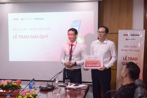 Ban tổ chức trao giải Nhất tháng 10 cho nhà đầu tư Nguyễn Hữu Thanh