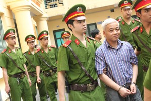 Nụ cười bí hiểm của bầu Kiên trên đường ra xe về trại giam