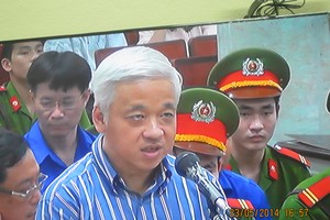 Bị cáo Nguyễn Đức Kiên trong phiên xử chiều 23/5 (ảnh chụp qua màn hình)