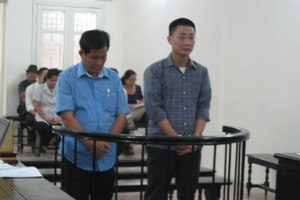 Hai bị cáo Trần Mai Thanh (trái) và Hà Tuấn Anh tại phiên tòa sơ thẩm