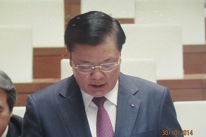 Bộ trưởng Đinh Tiến Dũng báo cáo về nợ công trước Quốc hội