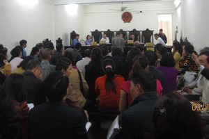 Với gần 400 bị hại, phòng xử chật kín người