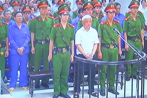 Bị cáo Nguyễn Đức Kiên (áo trắng) cùng các bị cáo khác tại tòa trong phiên sơ thẩm (Ảnh chụp qua màn hình)