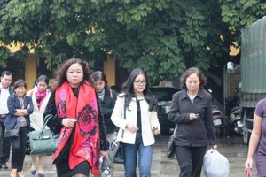 Bà Nguyễn Thúy Hương (trái) em gái và bà Đặng Ngọc Lan (áo trắng) vợ bị cáo Nguyễn Đức Kiên trong ngày thứ 3 xét xử