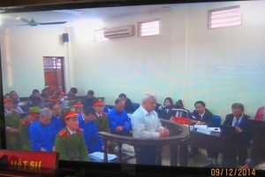 "Bầu" Kiên tự bào chữa tại Tòa (ảnh chụp qua màn hình)