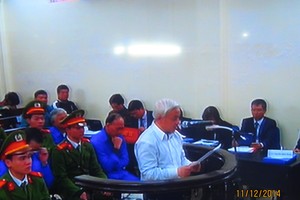 Bị cáo Nguyễn Đức Kiên đọc bản trình bày trước tòa (ảnh chụp qua màn hình)