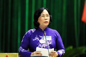 Bộ trưởng Bộ Lao động - Thương binh và Xã hội Phạm Thị Hải Chuyền báo cáo trước Quốc hội