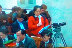 Bà Ngô Kim Lan đại diện cho nhóm bà Hứa Thị Phấn trình bày tại tòa